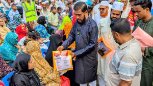 ডেঙ্গু প্রতিরোধে কড়াইলে মশারি বিতরণ কর্মসূচি