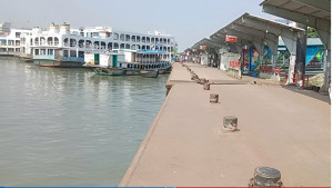 পূজার ছুটিতেও ফাঁকা সদরঘাট, কমেছে লঞ্চ চলাচল