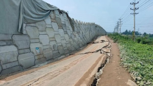 ঢাকা বাইপাসে ২৫০ মিটারজুড়ে ধস, যান চলাচল বন্ধ