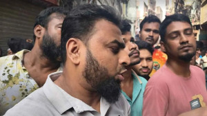 আগুন নিয়ন্ত্রণে, তবু সর্বস্ব হারানোর আতঙ্কে ব্যবসায়ীরা