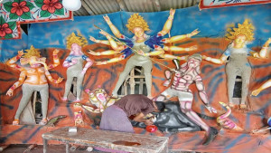 কয়রায় শেষ মুহূর্তে চলছে প্রতিমায় রং-তুলির আঁচড়