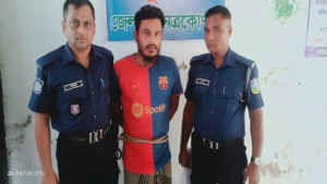 টাকা ছাড়া সিগারেট না দেওয়ায় পেট্রোল ঢেলে দোকানে আগুন, দগ্ধ দোকানি
