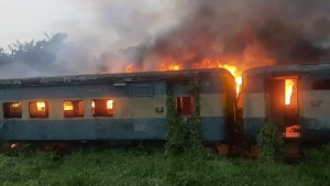 চট্টগ্রামে পরিত্যক্ত ট্রেনের বগিতে আগুন