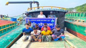 ভোলার মেঘনায় অবৈধ বালু উত্তোলন: ড্রেজার-বাল্কহেডসহ আটক ৮