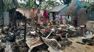 পরনের কাপড় ছাড়া কিছুই নেই, আগুনে সর্বস্ব হারাল সাত সদস্যের পরিবার
