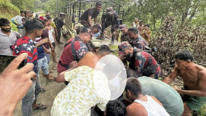 বান্দরবানে পর্যটকবাহী চাঁদের গাড়ি খাদে, নিহত ২