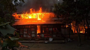 কালকিনিতে শিশুকে ধর্ষণচেষ্টার অভিযোগ, অভিযুক্তের বাড়িতে আগুন