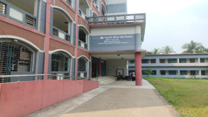 ক্লাসের সময় ফাঁকা শ্রেণিকক্ষ, দুপুরের আগেই ছুটি