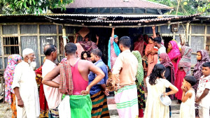 ফ্যামিলি কার্ডের ছবি তোলার কথা বলে নারীর কান থেকে স্বর্ণের দুল নিয়ে উধাও প্রতারক চক্র