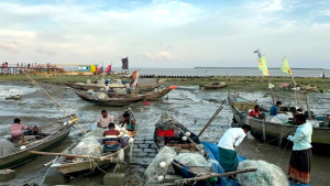 ‘সরকারের আইন তো মানতেই হইবো, তাই ডাঙ্গায় উইঠা আইছি’
