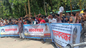 মাতামুহুরীতে তিনজনকে ধরে অস্ত্র দিয়ে ফাঁসানোর অভিযোগ