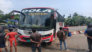 টুঙ্গিপাড়ায় চাকা পাংচার হয়ে আইল্যান্ডে বাস, অল্পের জন্য রক্ষা পেলেন যাত্রীরা