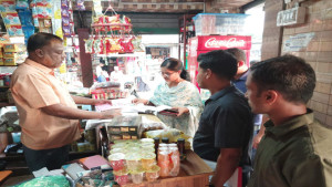 কয়রা বাজারে এলপিজির দাম যাচাই, ২ ব্যবসায়ীকে জরিমানা