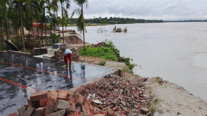 মধুমতির ভাঙনে বিলীন ঘরবাড়ি-ফসলি জমি, ঝুঁকিতে ২৫০ পরিবার