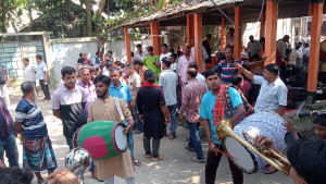 কটিয়াদীতে জমে উঠেছে আড়াইশ বছরের ঐতিহ্যবাহী ঢাকের হাট