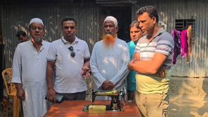 জামায়াতের দেওয়া সেলাই মেশিন ফেরত দিলেন বিএনপি নেতার স্ত্রী