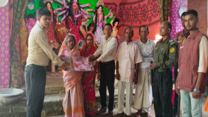 লোহাগড়ায় ১৪৮ পূজামণ্ডপে প্রধানমন্ত্রীর উপহারের শাড়ি বিতরণ