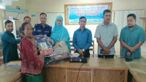 রামগড়ে দুর্গাপূজা উপলক্ষে ৫০ অসহায় নারী পেলেন শাড়ি
