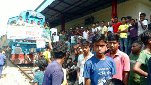 নীলফামারীতে ৫ ঘণ্টা পর ট্রেন চলাচল স্বাভাবিক, অবরোধ প্রত্যাহার