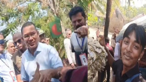 বাদাম বিক্রেতা রাজুর সাথে হাত মিলালেন প্রধানমন্ত্রী