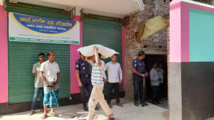 চাটমোহরে অবৈধভাবে মজুত ১১৪ বস্তা সার জব্দ