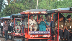 সরকারি সফরের নামে স্ত্রী নিয়ে রেলসচিবের ‘ভ্রমণ’