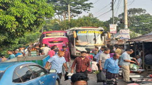 সড়ক দখল করে বাজার, সকালেই যানজটে নাকাল কোটালীপালাবাসী