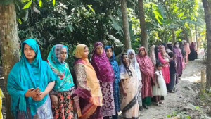 ৫০ বছরের চলাচলের পথ বন্ধের অভিযোগ, দুর্ভোগে অর্ধশতাধিক পরিবার