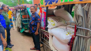 বকশীগঞ্জে দুই অটোরিকশা থেকে ২৫ বস্তা ইউরিয়া সার উদ্ধার
