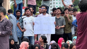 চার দফা দাবিতে অবরোধ তুলেছে শিক্ষার্থীরা