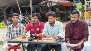 স্টেশন সংস্কার ও সকল ট্রেনের যাত্রাবিরতিসহ রাবি শিক্ষার্থীদের ৫ দাবি