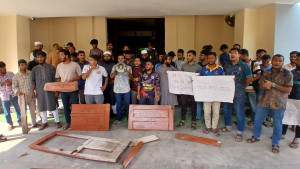 সাপের কামড়ে রাবি শিক্ষার্থী আইসিইউতে, শিক্ষার্থীদের বিক্ষোভ