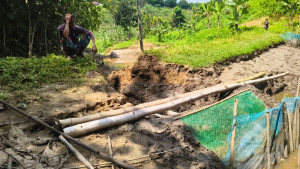 মাটিরাঙ্গায় রাতের আঁধারে মাছের লেকের বাঁধ কেটে দেওয়ার অভিযোগ