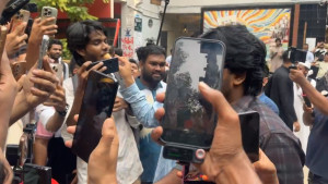 ওবায়দুল কাদেরসহ সাতজনের ফাঁসির রায়, ঢাবি ক্যাম্পাস জুড়ে মিষ্টি বিতরণ ডাকসুর