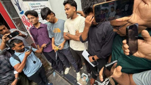 ডাকসুর মেঝেতে জিন্নাহ-গোলাম আযমের ছবি, সাধারণ শিক্ষার্থীদের পদদলন