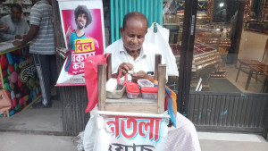 অচল ঘড়ি সচল করেই চলছে মনমোহনের জীবিকা
