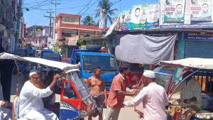 যানজটের ভিড়ে এক স্বেচ্ছাসেবী ‘ট্রাফিক’ মোবাশ্বির