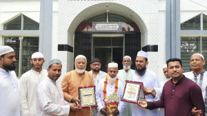 আবেগঘন পরিবেশে মুয়াজ্জিনকে বিদায় দিলো মুসল্লিরা