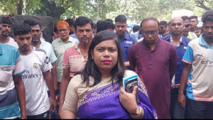 চুয়াডাঙ্গায় মহাসড়ক অবরোধ করে ইজিবাইক চালকদের বিক্ষোভ