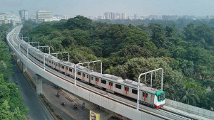 মেট্রোর দরজা খুলে যাওয়ায় ২৬ মিনিট চলাচল বন্ধ