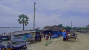 নদী তীর রক্ষা কাজের বাঁধা পাউবোর জায়গার অবৈধ স্থাপনা