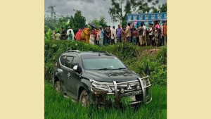 বৃদ্ধাকে বাঁচাতে গিয়ে ধানক্ষেতে প্রতিমন্ত্রীর গাড়ি