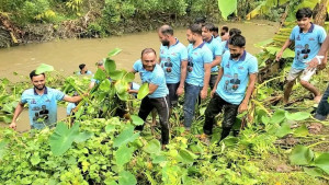 এমপির নির্দেশে খালের কচুরিপানা পরিষ্কার করলেন বিএনপির নেতাকর্মীরা