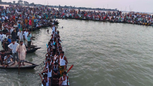এক যুগ পর হাওরের বুকে জমজমাট নৌকাবাইচ