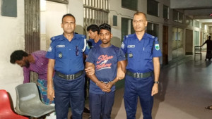 চলন্ত ট্রেনে নারীকে সংঘবদ্ধ ধর্ষণ, হাতেনাতে আটক ক্যান্টিন বয়