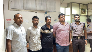 ৩০০ ফিটে র‍্যাব পরিচয়ে ছিনতাই, ভুয়া সেনা সদস্যসহ আটক ৩