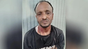 শনিরআখড়ায় ব্যবসায়ীকে গুলি, হামলাকারীকে ধরে পুলিশে দিল জনতা