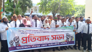 আদালত বর্জনের পর তিন বিচারকের প্রত্যাহার চায় আইনজীবীরা