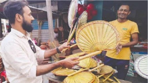 সিরাজগঞ্জে ভ্যাপসা গরম আর লোডশেডিংয়ে গরিবের ভরসা তালপাখা