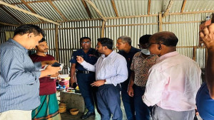 সিরাজগঞ্জে অস্বাস্থ্যকর পরিবেশে পণ্য তৈরি, ২ প্রতিষ্ঠানকে জরিমানা